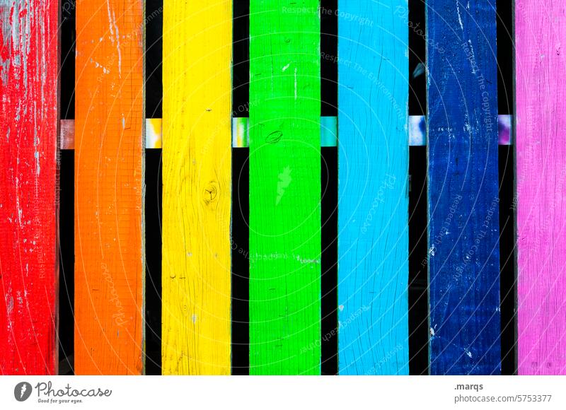 Regenbogenlattenzaun mehrfarbig Zaun bemalt Holzbrett Streifen Linie bunt Lattenzaun Detailaufnahme Zaunlatten Holzzaun Gartenzaun Holzlattenzaun Spektrum rot