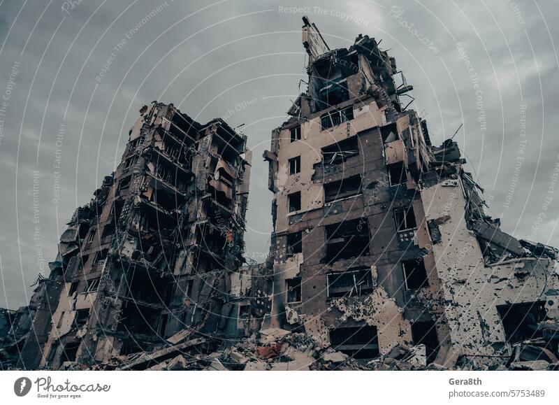 zerstörte und verbrannte Häuser in der Stadt während des Krieges in der Ukraine donezk Kherson kyiv Lugansk mariupol Russland Saporoschje aussetzen Verlassen