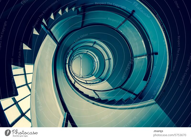 Drehwurm Wendeltreppe Treppe Architektur Treppenhaus Spirale Geländer Schwindelgefühl kreisrund aufwärts Froschperspektive Treppengeländer Karriere aufsteigen