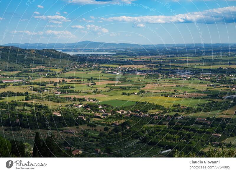 Panoramablick von Cortona, Italien, im Sommer Arezzo Europa Juli Trasimeno Toskana Farbe Land Tag grün Hügel See Landschaft Natur Fotografie ländlich reisen