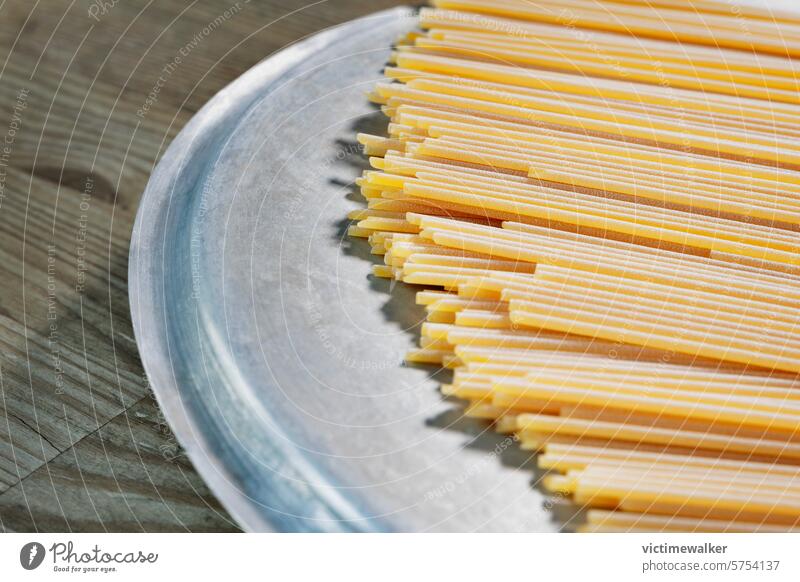Bündel ungekochte Spaghetti Spätzle Lebensmittel gelb Essen zubereiten Textfreiraum Studioaufnahme Küche Nudeln Nährstoffversorgung Restaurant