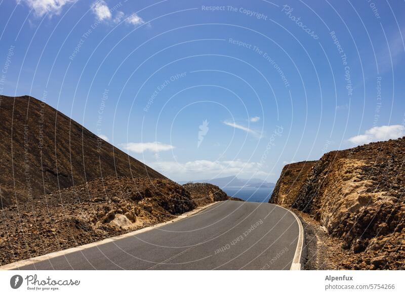 Roads of Cabo Verde II Straße ausblick Ferien & Urlaub & Reisen Berge u. Gebirge Ausblick Straßenbelag Meer Landschaft Himmel Insel Atlantik Außenaufnahme