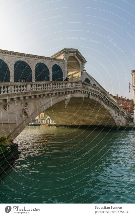 Die berühmte Rialto-Brücke über den Canal Grande an einem sonnigen Wintertag, Venedig, Venetien, Italien Tourismus großer Kanal reisen Tourist Veneto venezia