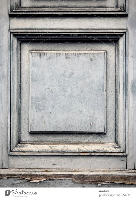 Alte graue Kassettentür Tür Haustür Eingangstür Farbe abgeblätterte Farbe Gebäude Detailaufnahme alt Holz Holztür Quadrat quadratisch Architektur verwaschen