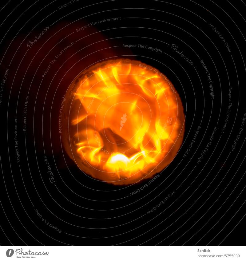 Feuerkugel Kugel Flammen schwarzer hintergrund Hitze heiß orange brennen Wärme Ball Scheibe leuchten gelb Dose fackel Draufsicht