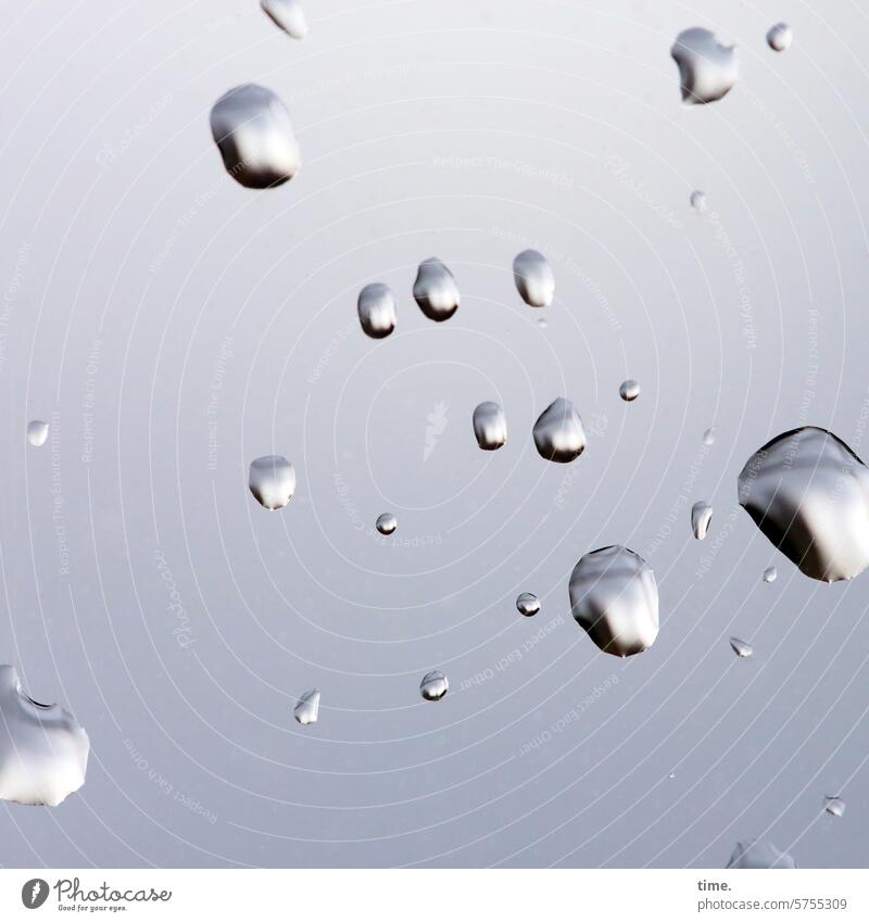 Wassertropfen auf Fensterscheibe Glas transparent Adhäsion Wölbung nass feucht Detailaufnahme Regen Regentropfen schlechtes Wetter Reflexion & Spiegelung
