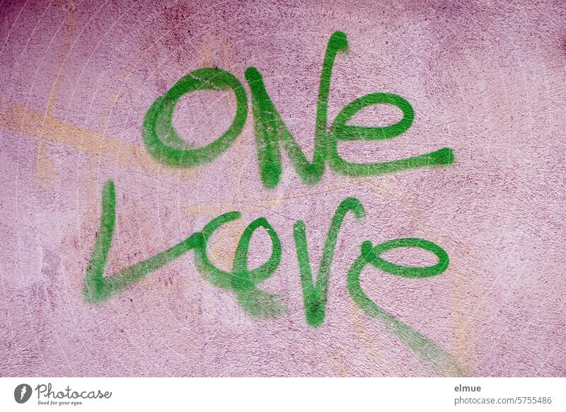 Graffiti - grüne Schrift ONE LOVE an lila Hauswand one love eine Liebe ein Planet Vielfalt Toleranz wahre Liebe Offenheit Gefühle Liebeserklärung