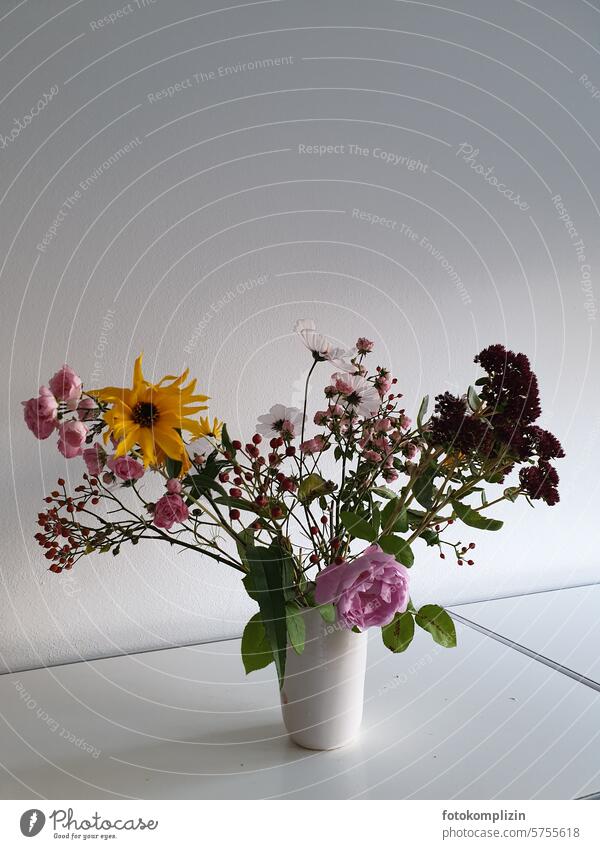 Vase mit Blumenstrauß weiß Gartenblumen Innenaufnahme Dekoration & Verzierung blumenvase textfreiraum zuhause Strauß