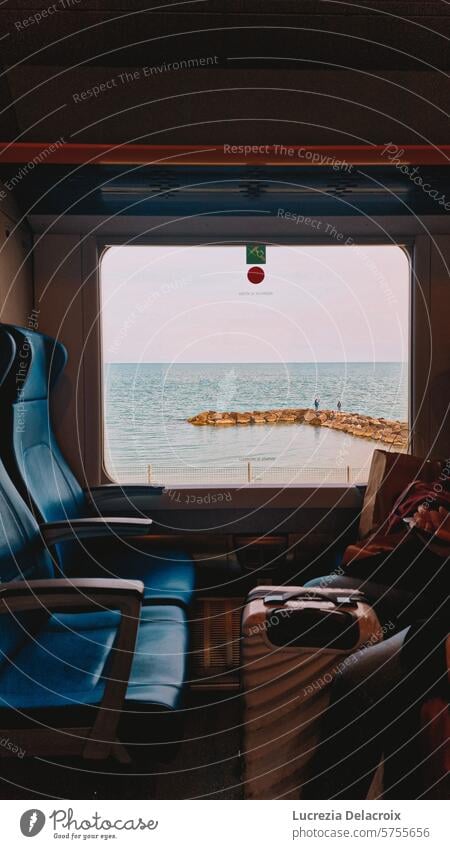 Das Meer aus einem Zugfenster reisen Fenster MEER Menschen Ausflug Melancholie poetisch Denken Sitz Wellen Urlaub Bahnfahren Verkehr Ferien & Urlaub & Reisen