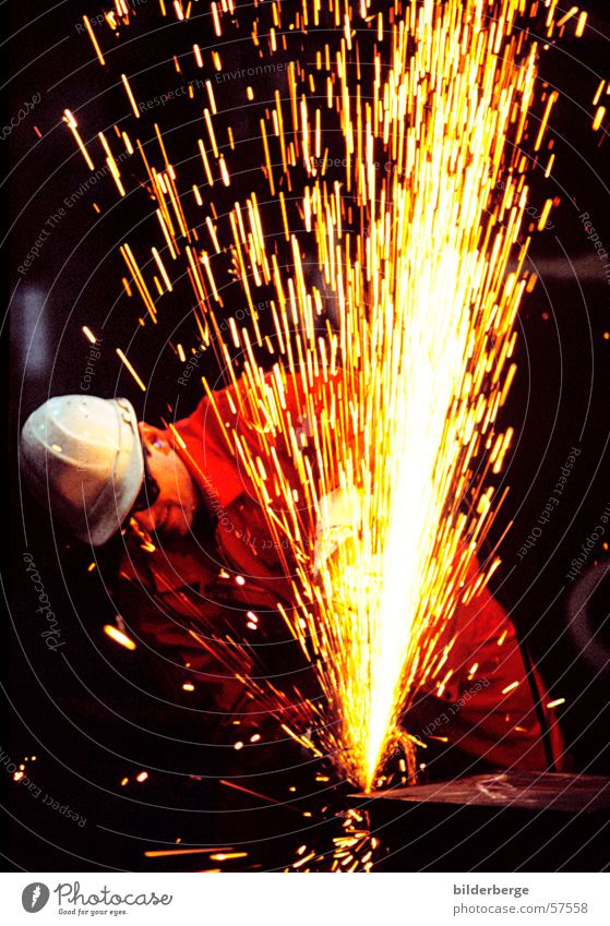 Flexen - 3 Stahlverarbeitung flexen Winkelschleifer rot Helm Arbeit & Erwerbstätigkeit Langzeitbelichtung gelb Schweißen Schutzhelm Berufsleben Industrie