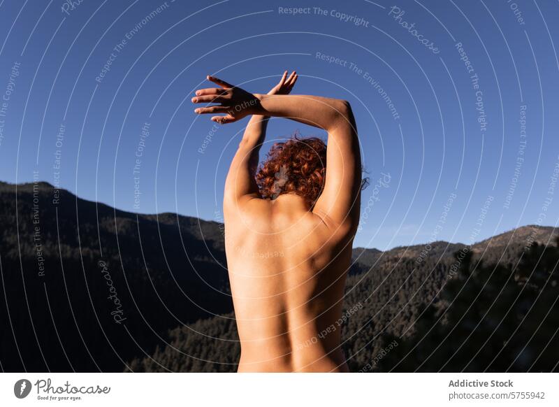 Ausdrucksstarker Rücken einer Tänzerin vor Bergkulisse Zeitgenosse Natur Freiheit künstlerisch Klarer Himmel gebirgig Horizont Leistung Körper im Freien