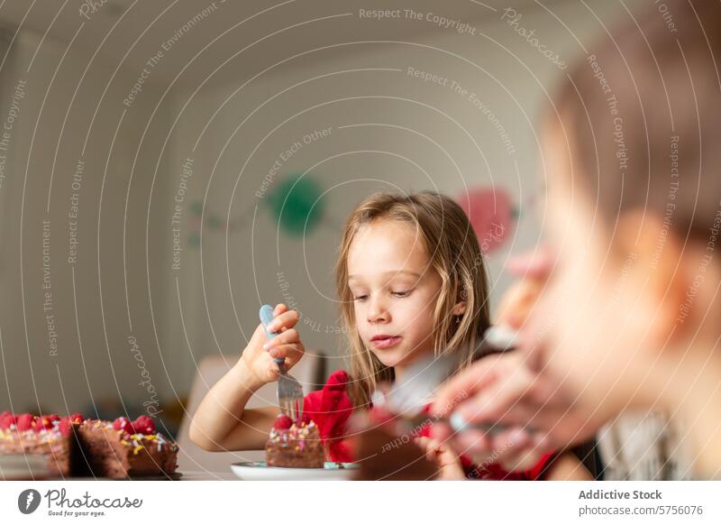 Junges Mädchen genießt ein Stück Geburtstagskuchen Kind Kuchen Essen Party Feier Dessert Scheibe festlich Teller blond Behaarung fokussiert Genuss Leckerbissen