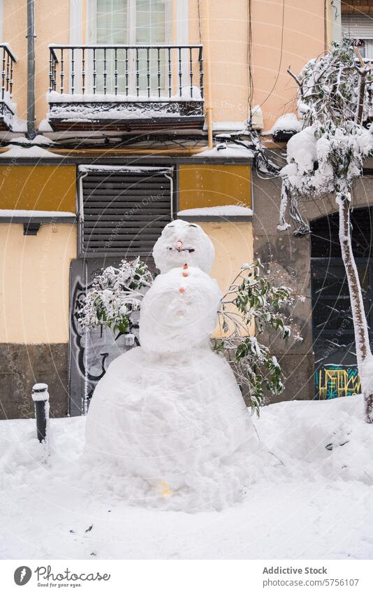 Verschneites Madrid mit einem charmanten Schneemann Winter heiter festlich Gebäude kalt urban Schneefall Großstadt weiß frostig Straße Saison im Freien