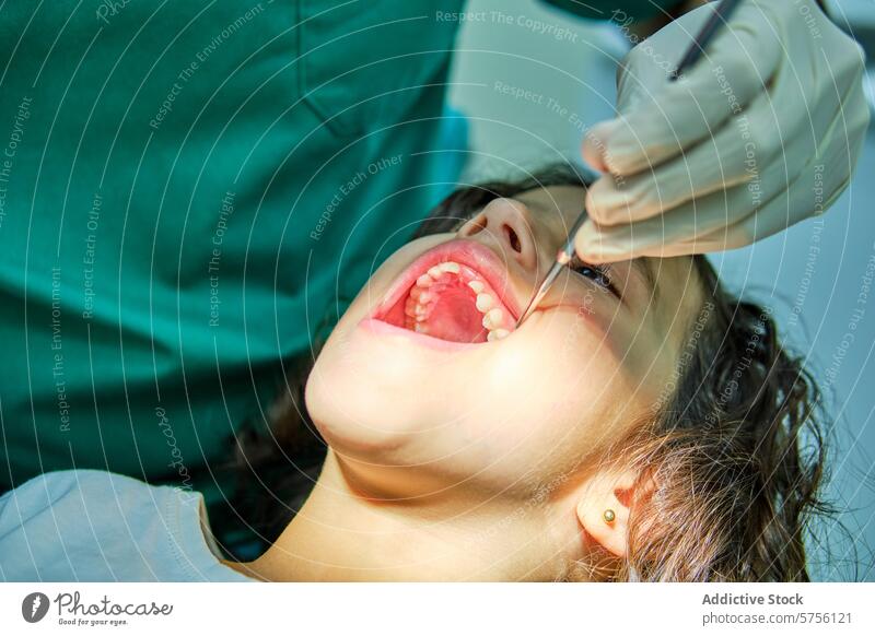 Ein engagierter Zahnarzt führt eine routinemäßige zahnärztliche Untersuchung bei einem jungen Patienten durch und zeigt dabei den Standard der pädiatrischen Zahnpflege