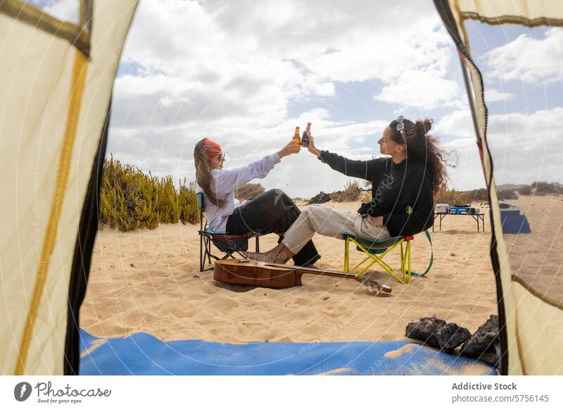 Ein Paar stößt mit Bierflaschen auf seine Zuneigung an, während es vor seinem Zelt auf einem malerischen Strandcampingplatz sitzt Camping Zuprosten Liebe Feier