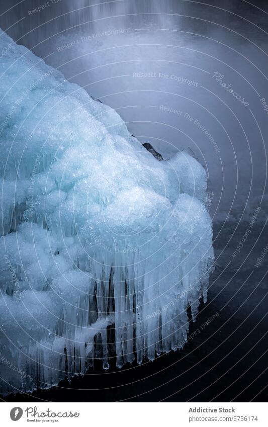 Ätherische Eiszapfen, die von einer glitzernden Eisformation hängen Island hoher Winkel von oben Formation gleißend schimmernd Überhang hängend filigran
