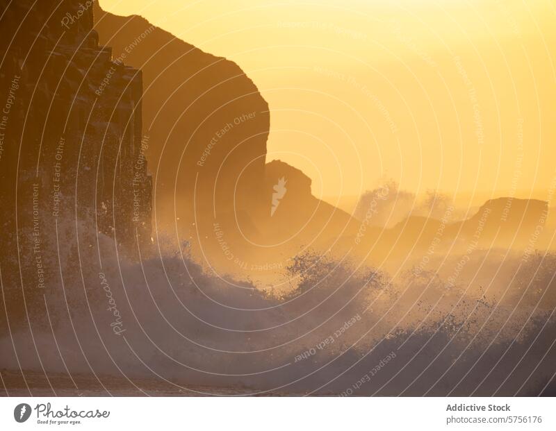Die Wellen der Goldenen Stunde brechen an der zerklüfteten Küste von Island winken Sonnenuntergang MEER Spray Klippe goldene Stunde Landschaft reisen