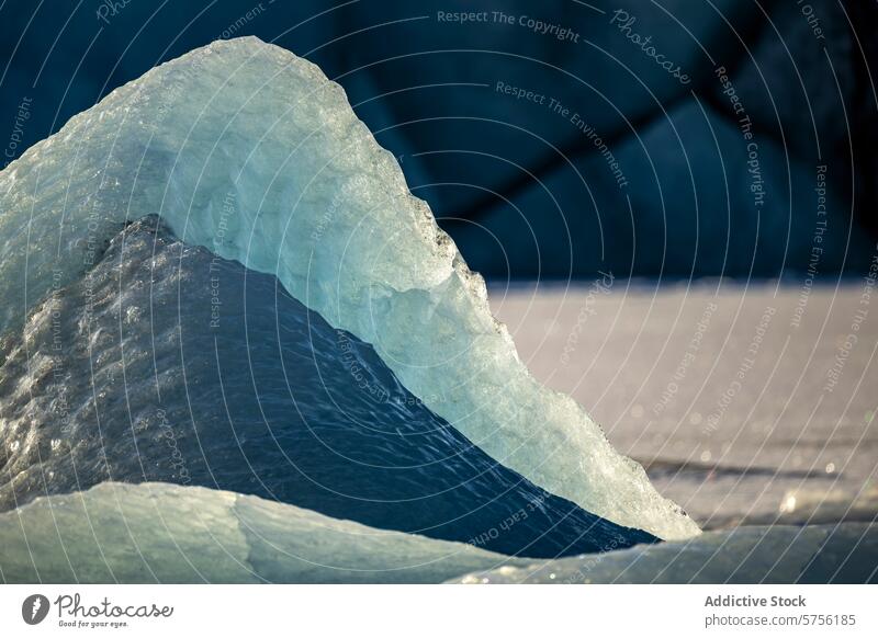 Skulptur eines Eisbergs unter dem isländischen Himmel Island Textur durchscheinend Nahaufnahme natürliches Licht Bildhauerei blau Winter kalt arktische Natur