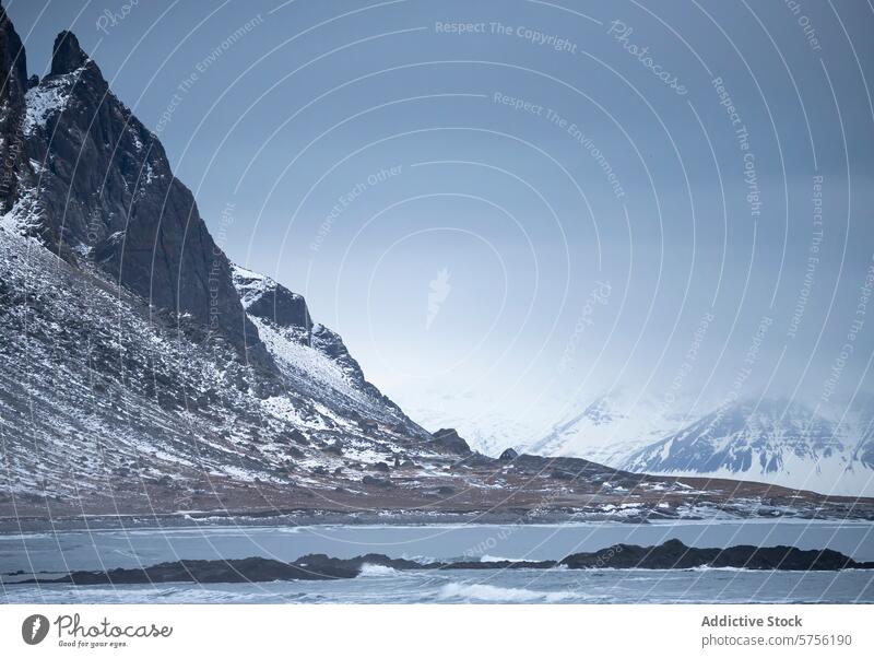 Verschneite Berglandschaft mit bedecktem Himmel in Island Berge u. Gebirge Schnee Landschaft majestätisch Gelassenheit dramatisch Natur im Freien Winter Gipfel