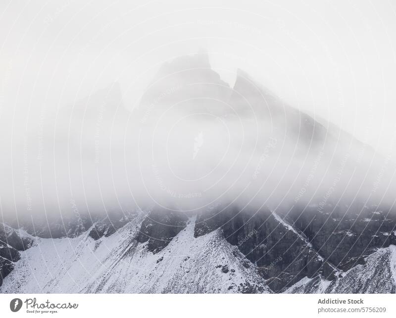 Isländische Berge in rätselhaften Nebel gehüllt Island Berge u. Gebirge Schnee Gipfel weiß neblig Landschaft Natur im Freien kalt Winter robust Gelände