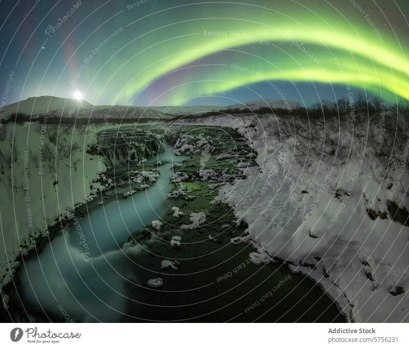Nordlicht erhellt Islands Winterlandschaft Aurora Landschaft Schnee Fluss Nacht Himmel Naturphänomene malerisch Lichtanzeige pulsierend Farbe Dämmerung ruhig