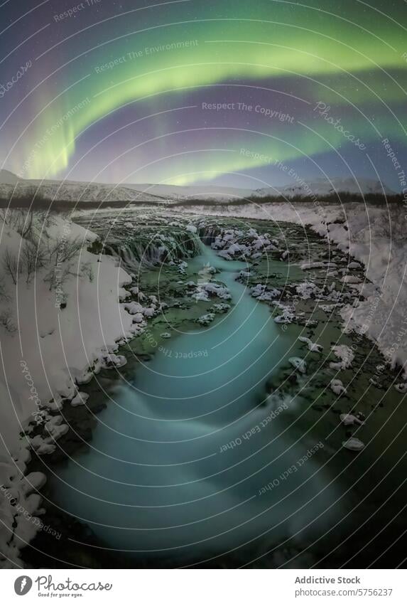 Tanzende Nordlichter über verschneitem isländischen Fluss Island Landschaft Nacht Himmel Illumination Gelassenheit wild Natur arktische Winter kalt Schnee Eis