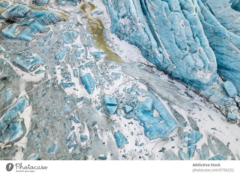 Luftaufnahme eines Gletschers und Eisfragmente in Island hoher Winkel von oben Schnee Landschaft Textur Crevasse blau weiß kalt Natur im Freien Umwelt arktische