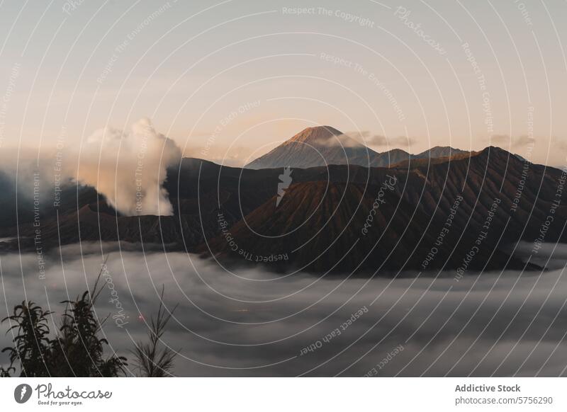 Majestätischer Sonnenaufgang über dem Mount Bromo in Indonesien Vulkan Nebel Cloud warmer Glanz aktiver Vulkan Landschaft Natur reisen Ausflugsziel malerisch