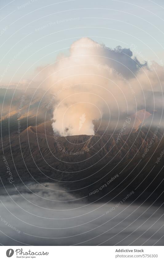 Nebliger Vulkanausbruch bei Sonnenaufgang in Indonesien Eruption Nebel Rauch Feder Berge u. Gebirge reisen Natur Landschaft Morgen Licht Abenteuer vulkanisch