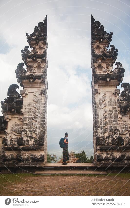 Reisende, die die Kultur am kultigen balinesischen Tor schätzen lernen Indonesien Bali Reisender Gate Candi Bentar traditionell Eingang heilig Kleidung