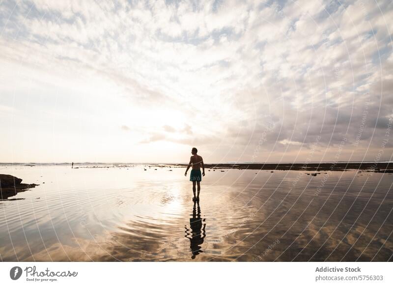 Ruhiger Spaziergang bei Sonnenuntergang am indonesischen Strand Indonesien Reisender Gelassenheit Silhouette Reflexion & Spiegelung Wasser Himmel Wolken ruhig