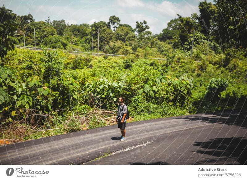 Alleinreisender, der auf einer indonesischen Straße wandert Reisender Indonesien Erkundung Abenteuer solo Landschaft üppig (Wuchs) Grün desolat wandern Mann