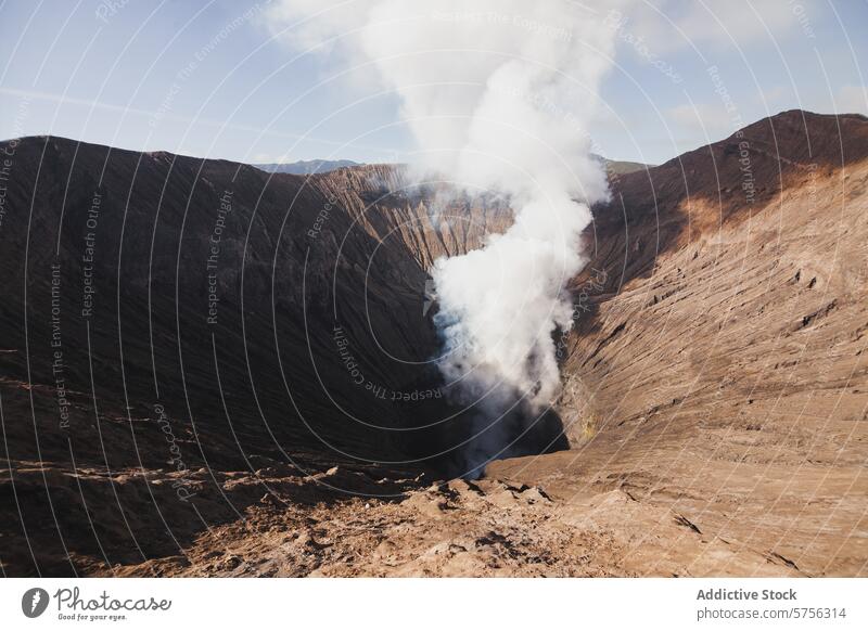 Majestätischer Blick auf einen rauchenden Vulkankrater in Indonesien Krater Rauch geologisch aktiv majestätisch roh Schönheit Natur Landschaft reisen Tourismus