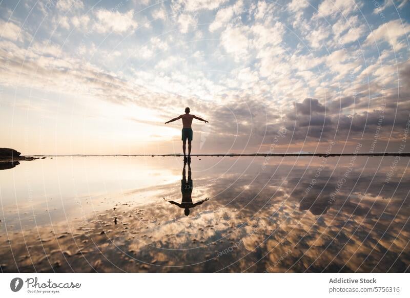 Gelassener Strand Sonnenuntergang Silhouette in Indonesien Reflexion & Spiegelung Person Waffen wolkig Himmel ruhig Gelassenheit Abenddämmerung reisen Tourismus