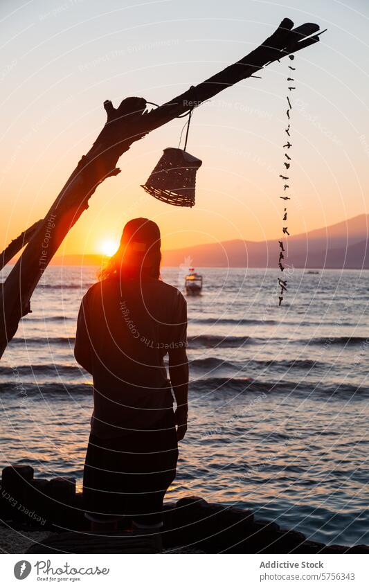 Ruhiger Sonnenuntergang am Meer in Indonesien Strand Silhouette Person Laterne Ruhe MEER reisen Tourismus Gelassenheit Küste Freizeit Urlaub Natur malerisch