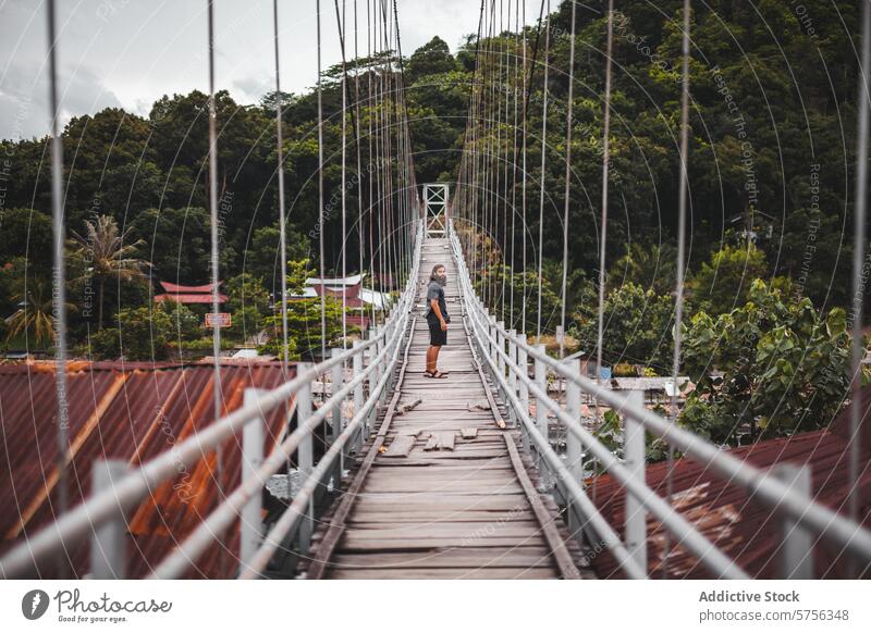 Erkundung einer ruhigen Hängebrücke in Indonesien Reisender Kettenbrücke hölzern Grün Dorf laufen Natur im Freien Abenteuer reisen Gelassenheit Wald tropisch
