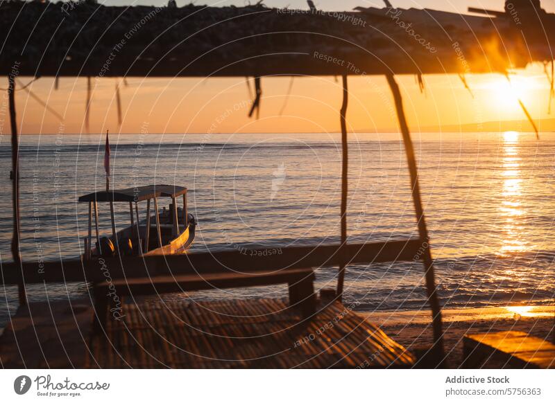 Ruhiger Sonnenuntergang mit traditionellem Boot in Indonesien MEER Windstille ruhig warme Farbtöne Abend fliegend Wasser Gelassenheit reisen Tourismus