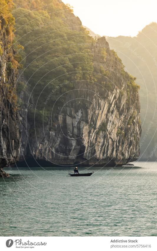 Ruhige Bootsfahrt in der majestätischen Ha Long Bay, Vietnam ha lange Bucht Wasser Kalkstein Klippe Sonnenlicht Gelassenheit Fischer Schifffahrt einsiedlerisch