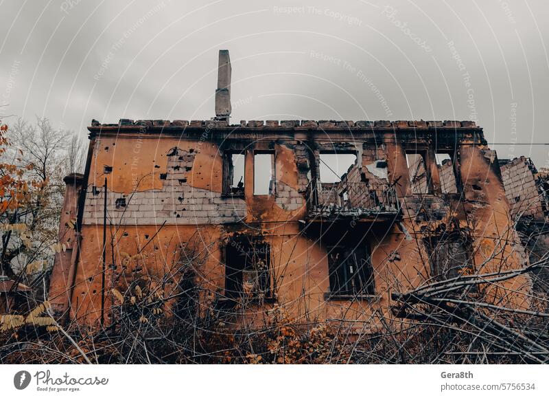 zerstörte und verbrannte Häuser in der Stadt während des Krieges in der Ukraine donezk Kherson kyiv Lugansk mariupol Russland Saporoschje aussetzen Verlassen
