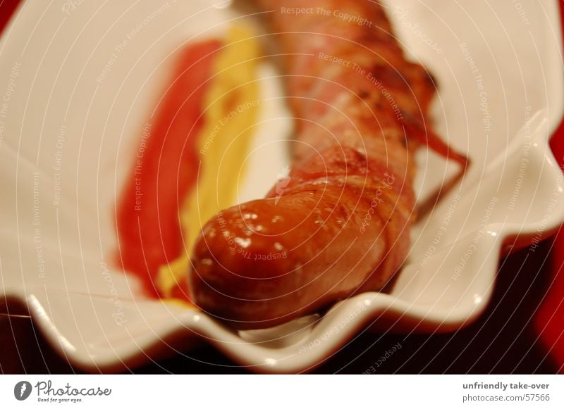 Deutschländer in Speckmantel Würstchen Wurstwaren Fleisch Teller rot gelb Ernährung Detailaufnahme Bildausschnitt Anschnitt Foodfotografie Fett Fastfood