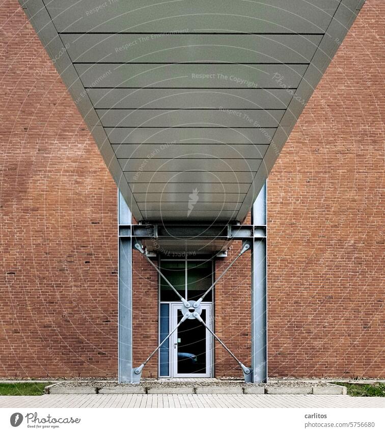 Zentrale für Perspektiven Zentralperspektive Symmetrie Gang Tür Überdachung Linien Linienführung Architektur Strukturen & Formen Fassade Bauwerk abstrakt