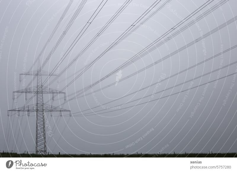 Lange Leitungen: Strommast im Nebel Energie Kabel Technik & Technologie Elektrizität Energiewirtschaft Hochspannung Oberleitung Stromtransport Energiekrise
