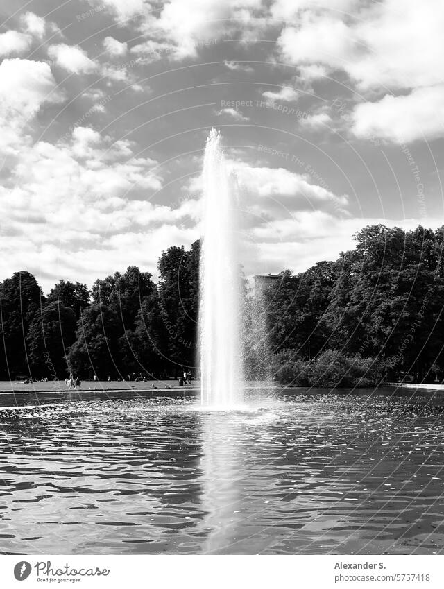 Fontäne im Eckensee in Stuttgart See Springbrunnen Wasser Himmel Wolken Park Wasserfontäne frisch nass spritzen
