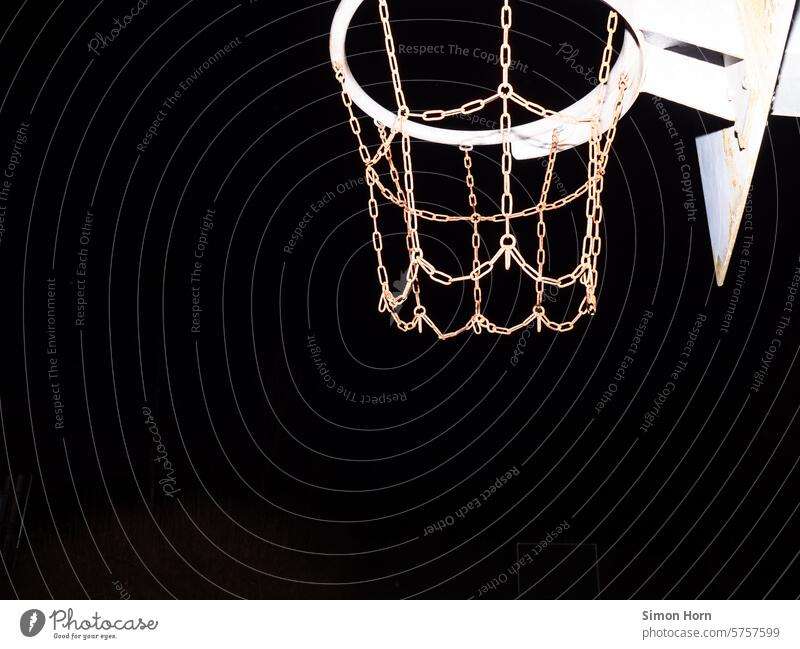 stabiler Basketballkorb vor schwarzem Nachthimmel Dunkelheit Kontrast Umriss Silhouette dunkel Ketten Korb Freizeit & Hobby Himmel Sport nachts bei Nacht
