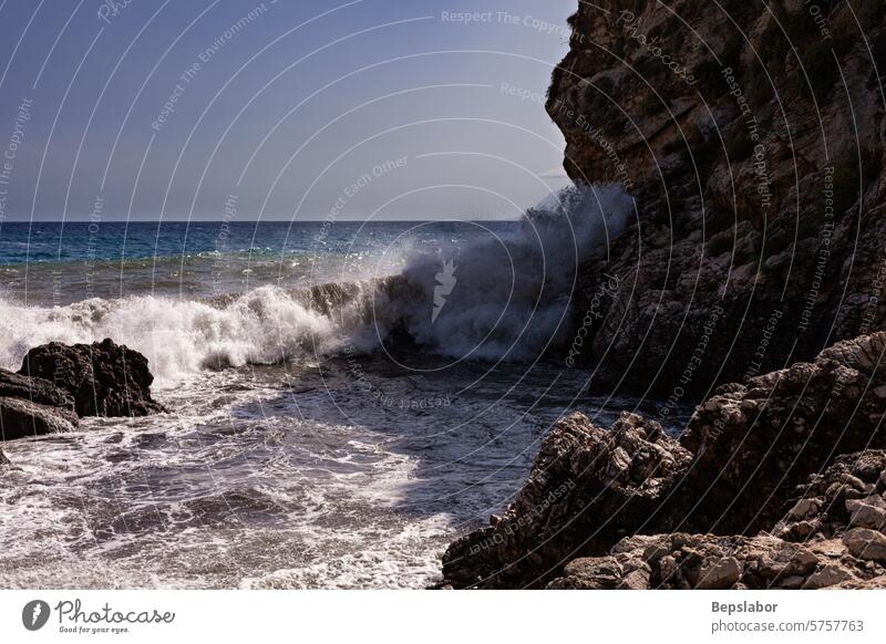 Wellen brechen über Felsen in Sizilien Meereslandschaft mediterran Klippe Italien Natur Wasser horizontal idyllisch keine Menschen Fotografie reffen Ufer Ruhe