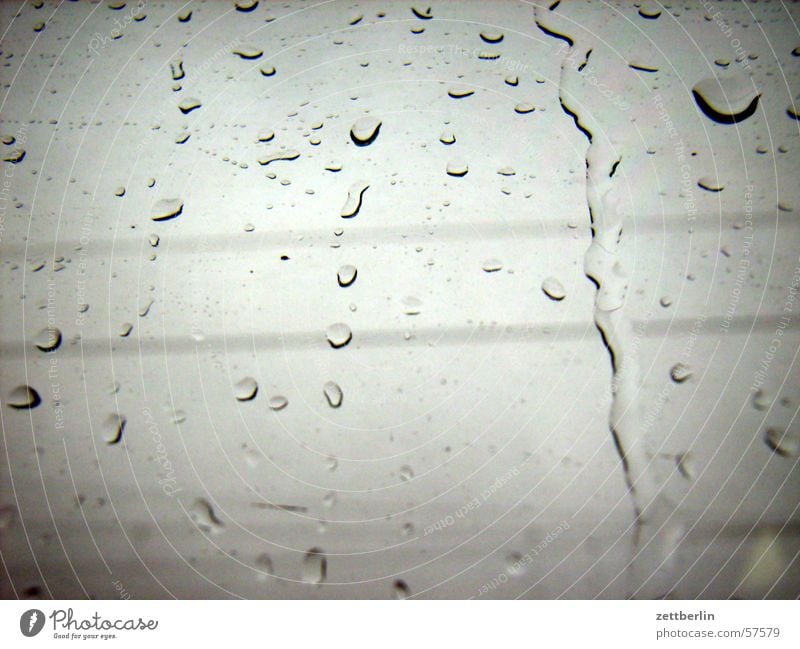 Immer noch Regen Glasscheibe trüb grau November schlechtes Wetter Wassertropfen Fensterscheibe