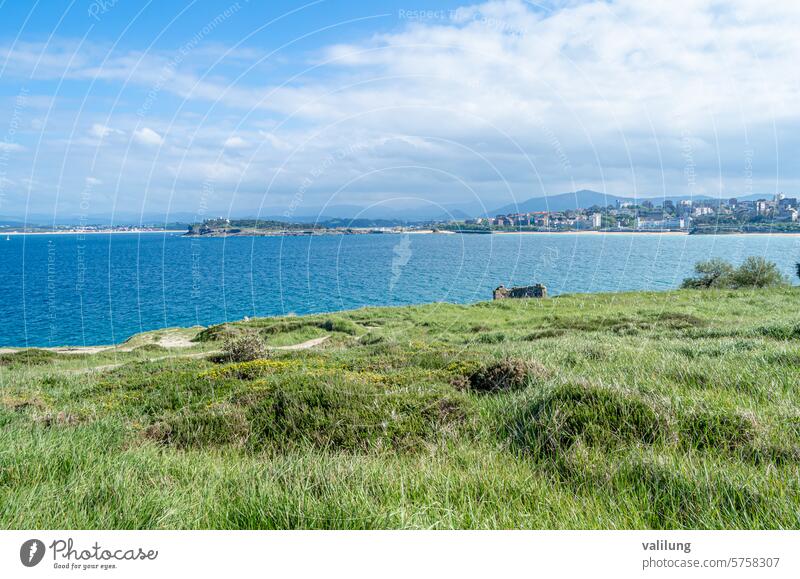 Küstenlinie von Santander, Kantabrien, Nordspanien Spanien Spanisch atlantisch Anziehungskraft Hintergrund kantabrisch Klippe Ausflugsziel grün grüne Küste