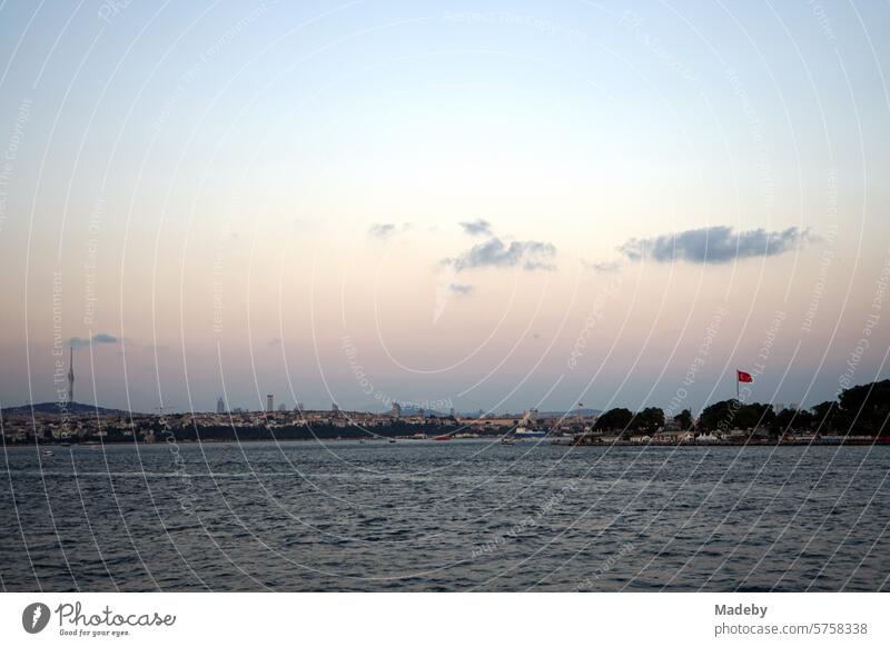 Blick von der Anlegestelle der Fähre über den Bosporus in Karaköy in Licht der untergehenden Sonne mit Blick auf den Fernsehturm Küçük Çamlıcaim und den Stadtteil Eminönü in Istanbul in der Türkei