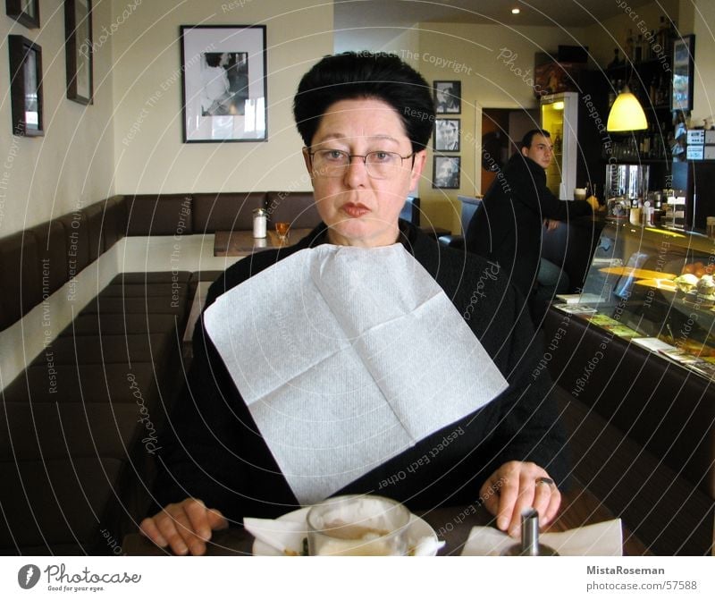 Madame kleckert ... 50 plus Frau Straßencafé Bar Frühstück Lätzchen Senior Dorf Morgen Brille Café pikiert Spielen Humor Gastronomie Freude servierte