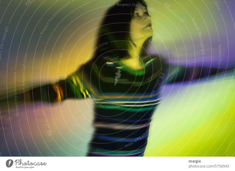 Eine konzentrierte Frau in Bewegung Licht Beleuchtung tanzend Tanz tanzende frau Bewegungsunschärfe feminin Unschärfe Porträt Mensch Blick Kleid Pullover